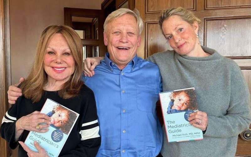 Dr. Michael Rich,  Marlo Thomas, and Ali Wentworth with copies of The Mediatrician's Guide book